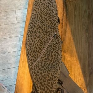 Gray leopard gooseket